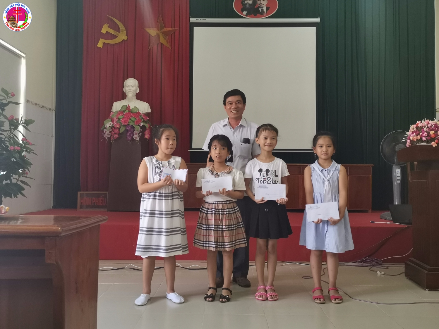 BS CKII Vũ Văn Trâm - Giám đốc bệnh viện trao quà cho các cháu học sinh giỏi năm học 2018 - 2019