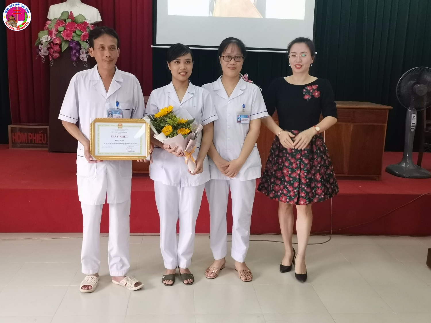 Đồng chí Bùi Thị Lan Hương - Điều dưỡng trưởng Sở Y tế trao giải Nhì tập thể cho khoa Nội 1