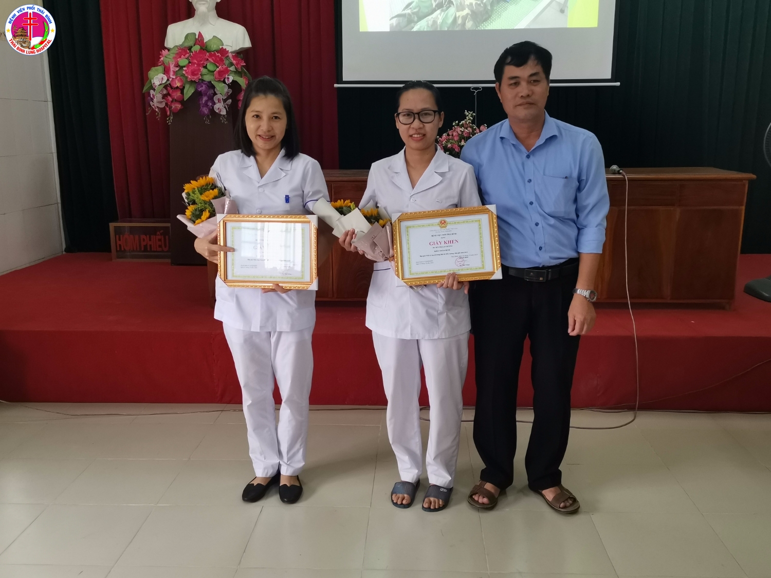 Đồng chí Trần Nam Đích - Phó Giám đốc Bệnh viện trao hai giải cá nhân cho thí sinh 