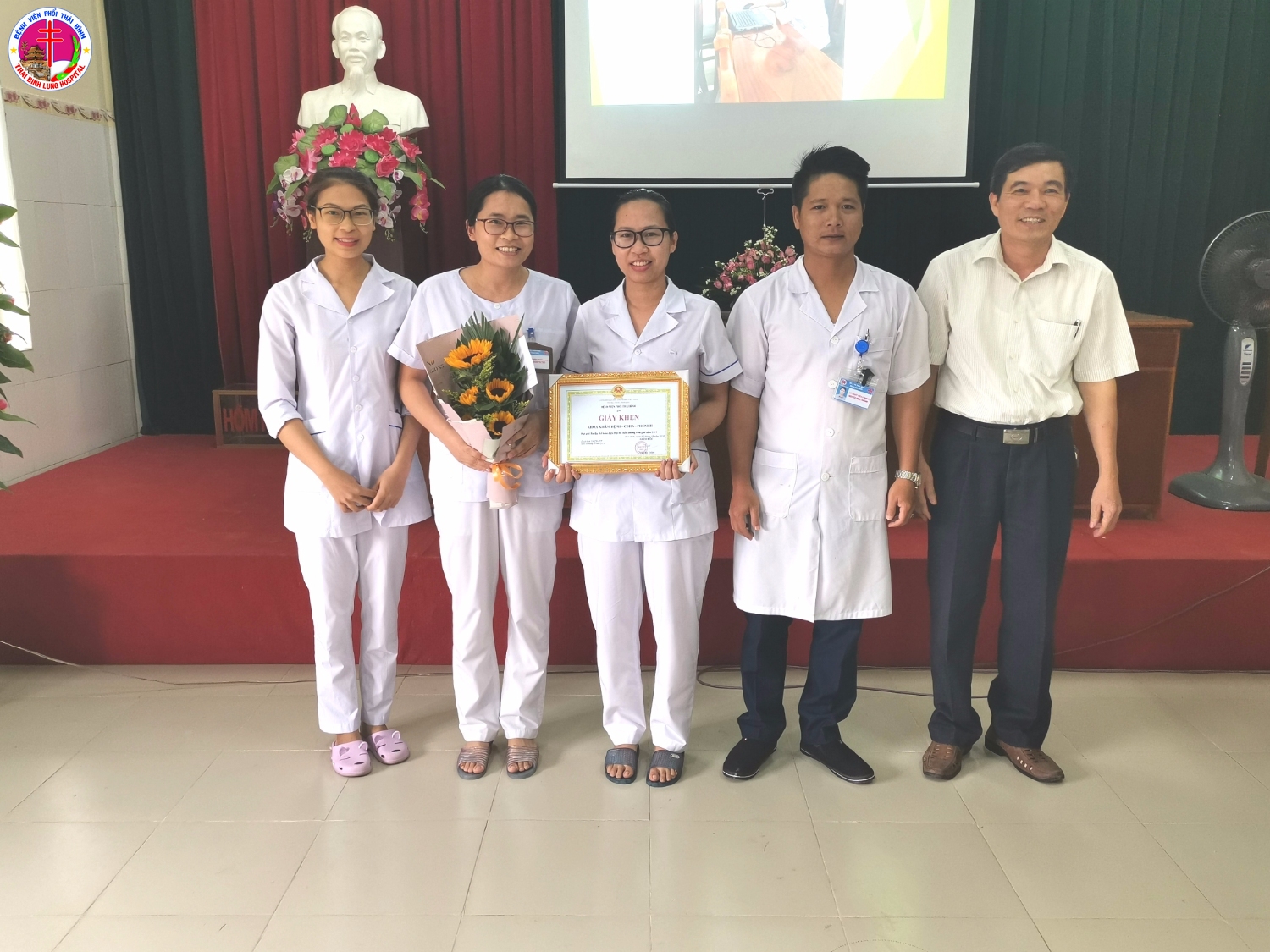 Đồng chí Vũ Văn Trâm - Giám đốc Bệnh viện, Trường BCĐ hội thi trao giải Ba tập thể cho khoa Khám bệnh - CĐHA - PHCNHH