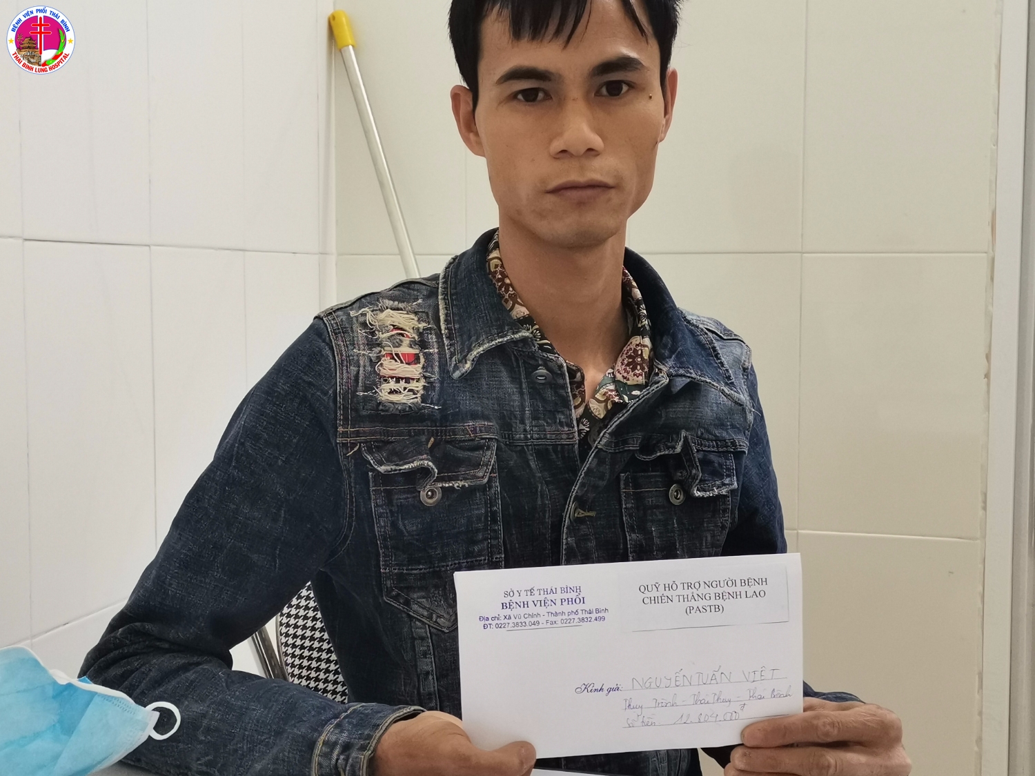 Bệnh nhân Nguyễn Tuấn Việt được nhận hơn 12 triệu tiền hỗ trợ mua thẻ BHYT và viện phí