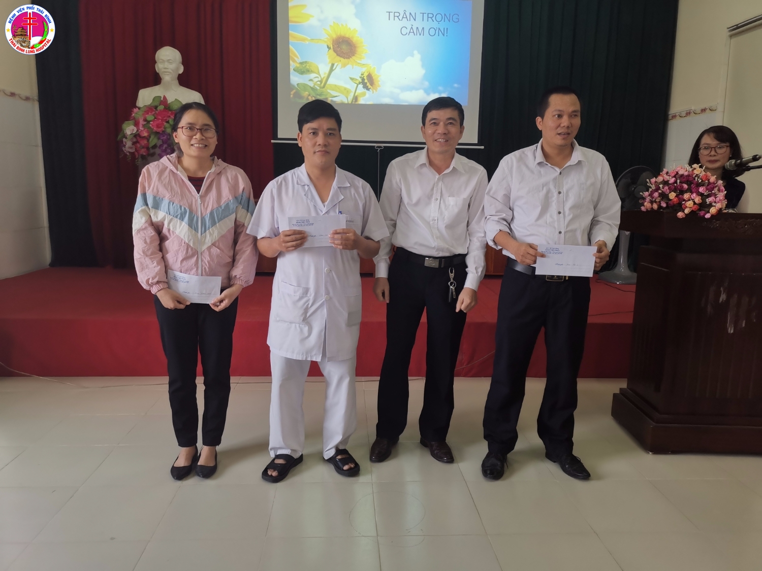 Đồng chí Vũ Văn Trâm - Giám đốc Bệnh viện trao thưởng cho 3 khoa có thành tích xuất sắc trong thực hiện chủ trương phát triển của bệnh viện 