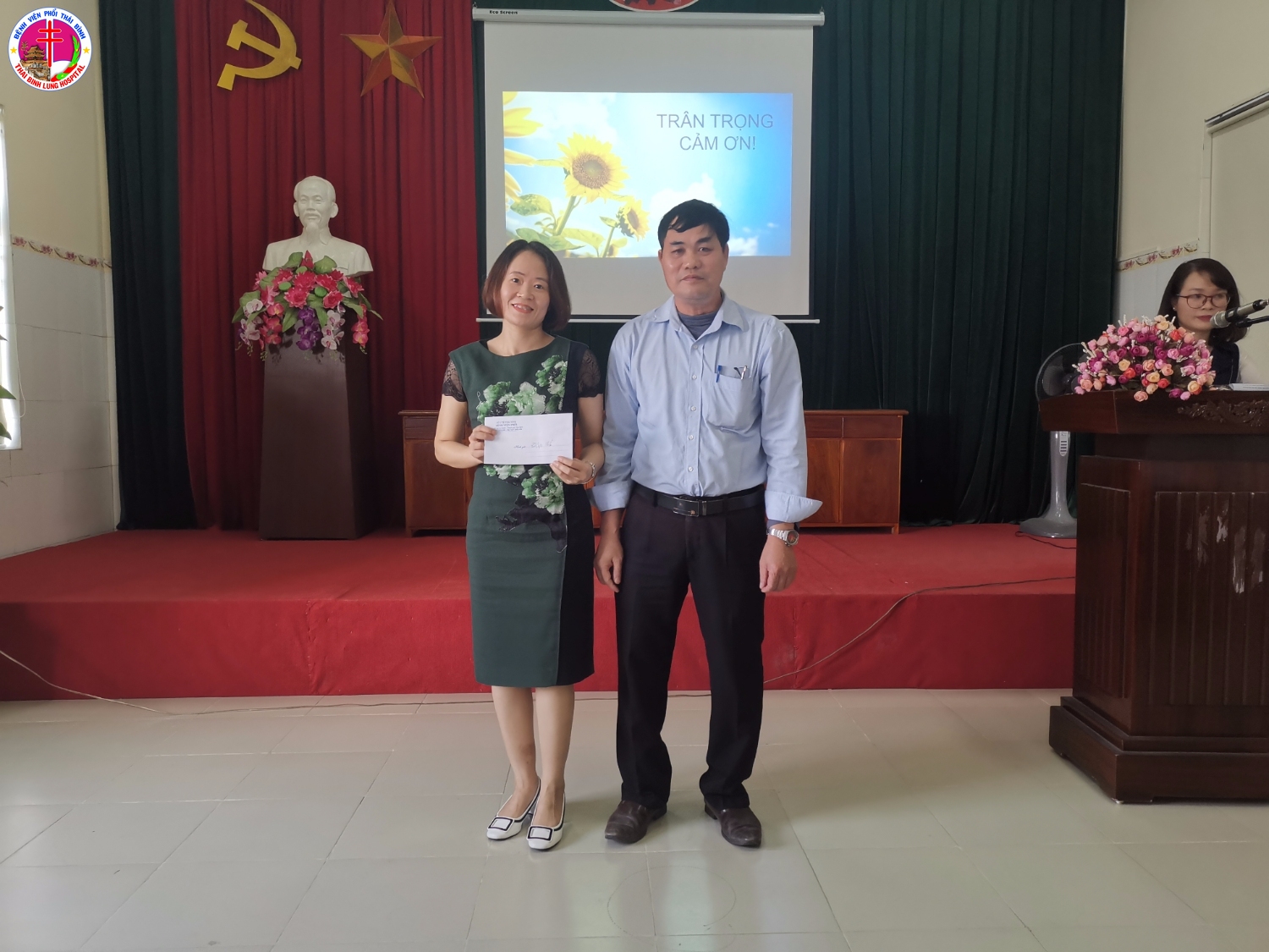 Đồng chí Trần Nam Đích - Phó Giám đốc Bệnh viện trao thưởng cho đại diện điều dưỡng khoa có thành tích xuất sắc trong công tác chăm sóc người bệnh năm 2019