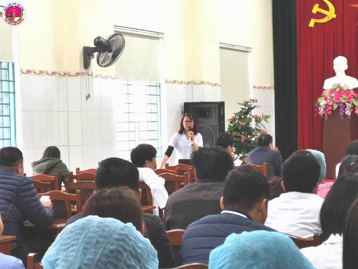 Thạc sĩ, BS Trần Thị Ngọc Ánh - Trưởng phòng KHTH soạn bài giảng và tập huấn 