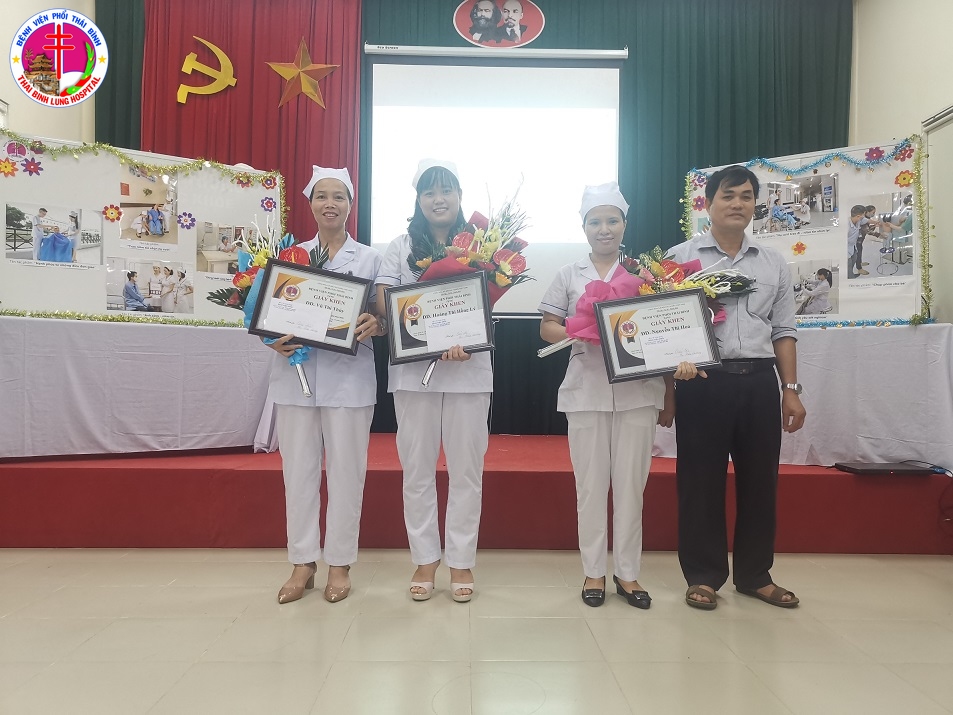 Đồng chí Trần Nam Đích - Phó Giám đốc Bệnh viện trao giải cho những cá nhân xuất sắc 