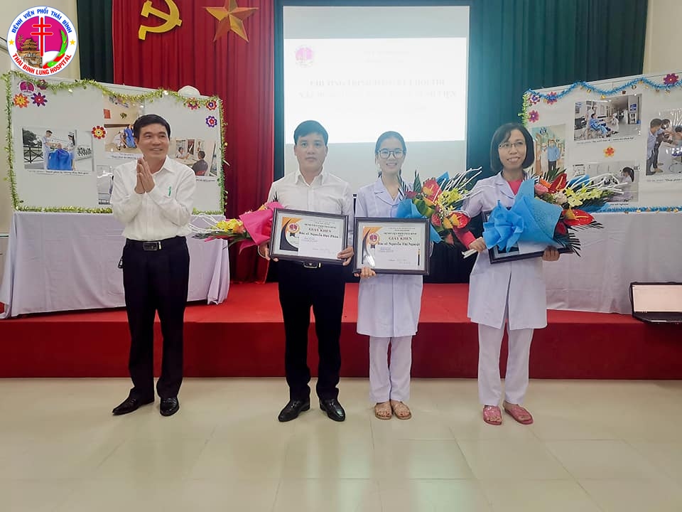 Đồng chí Vũ Văn Trâm - Giám đốc Bệnh viện trao giải cho các cá nhân xuất sắc tham dự Hội thi 