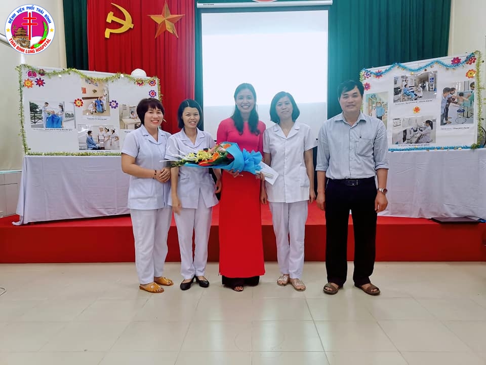 Đồng chí Trần Nam Đích - Phó Giám đốc Bệnh viện trao giải Ba cho khoa Nội 1