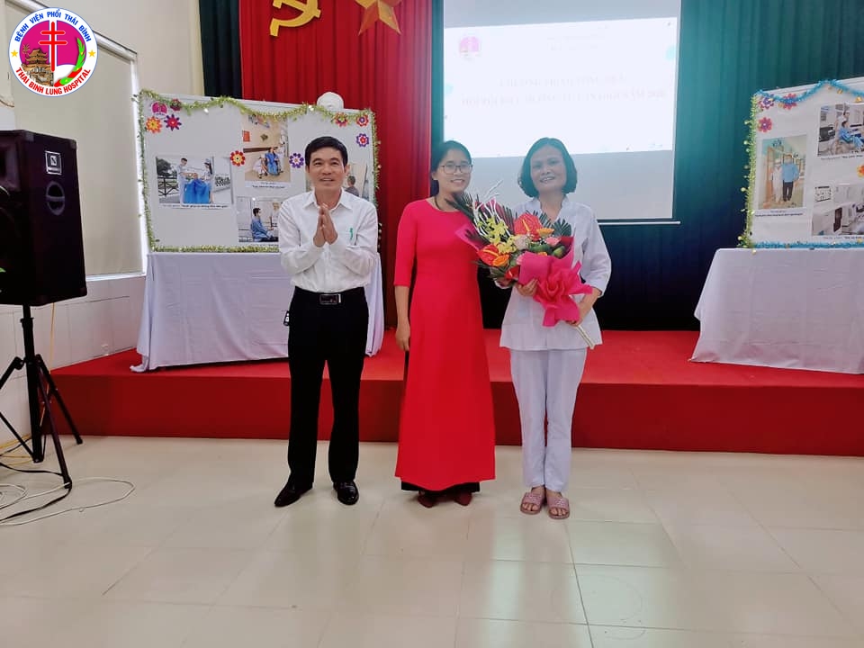 Đồng chí Vũ Văn Trâm - Giám đốc Bệnh viện trao giải Nhất cho khoa Nội 3
