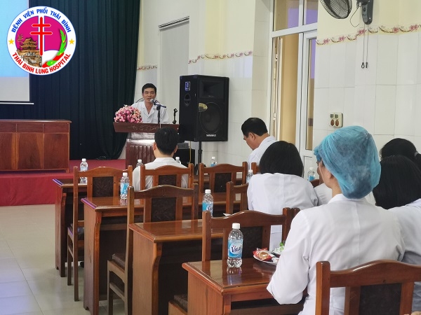 Đồng chí Vũ Văn Trâm - Giám đốc bệnh viện trực tiếp tập huấn và truyền đạt các nội dung đến các cán bộ, nhân viên, người lao động 