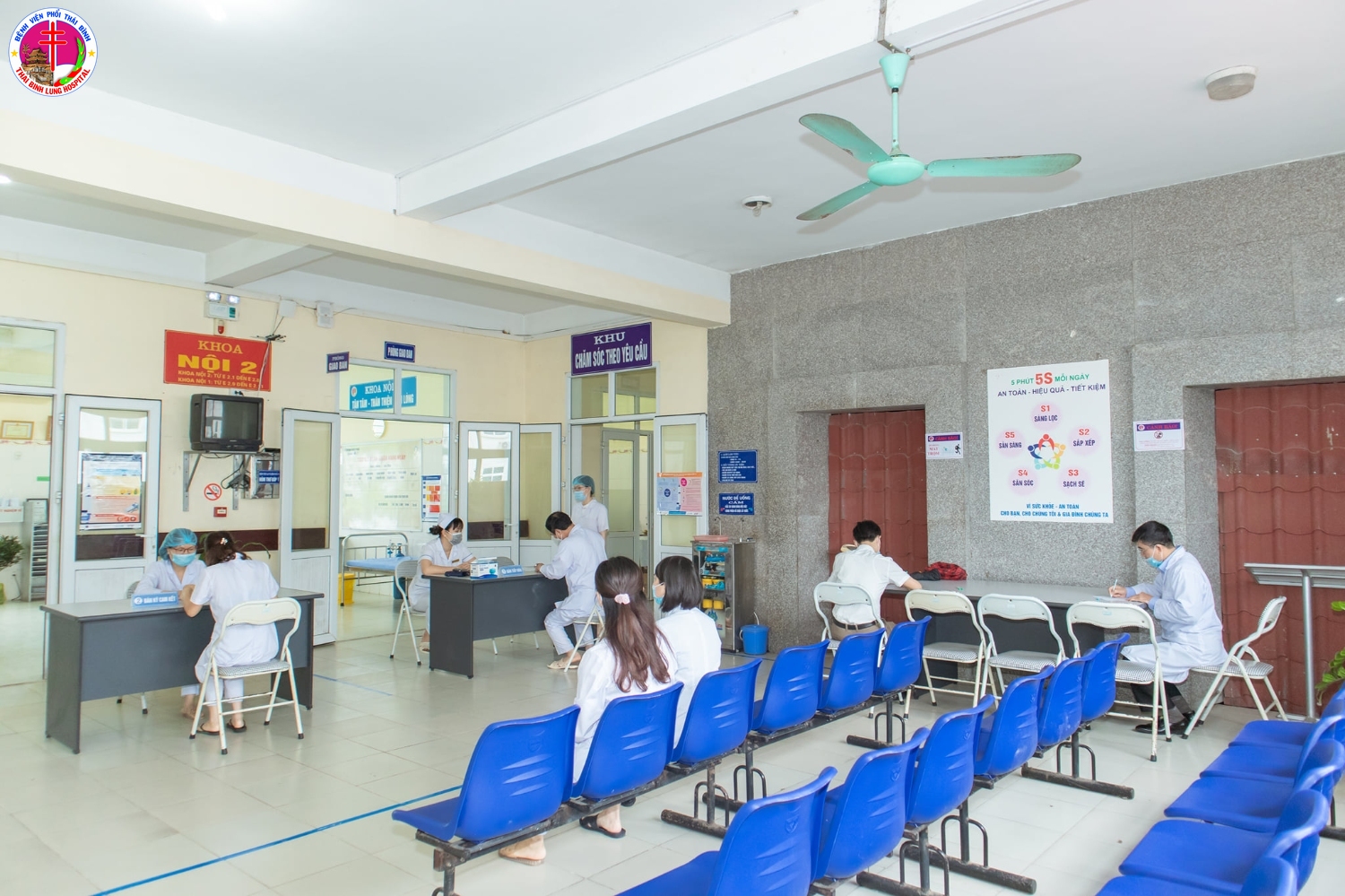 Bệnh viện Phổi Thái Bình tiêm vacxin Covid-19 cho 20 cán bộ đầu tiên