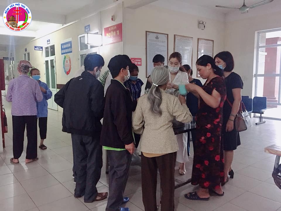 Nhóm từ thiện giáo xứ Lạc Đạo phát cháo cho bệnh nhân Bệnh viện Phổi